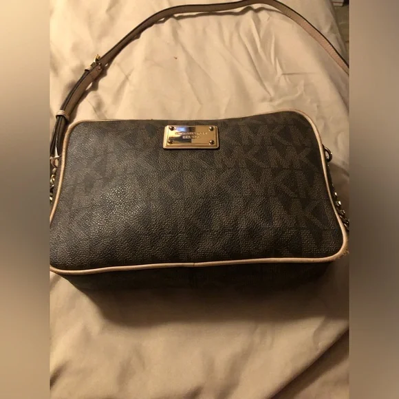 Michael Kors signature leather crossbody - Picture 5 of 6